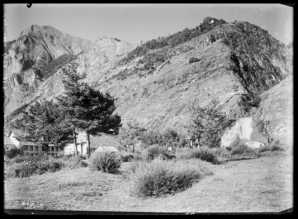 Photo ancienne (noir et blanc, format paysage, 3292x2429, 1,3 Mo) de la cascade de Sarenne au Bourg-d'Oisans, prise entre 1890 et 1914. Page Commons : https://c