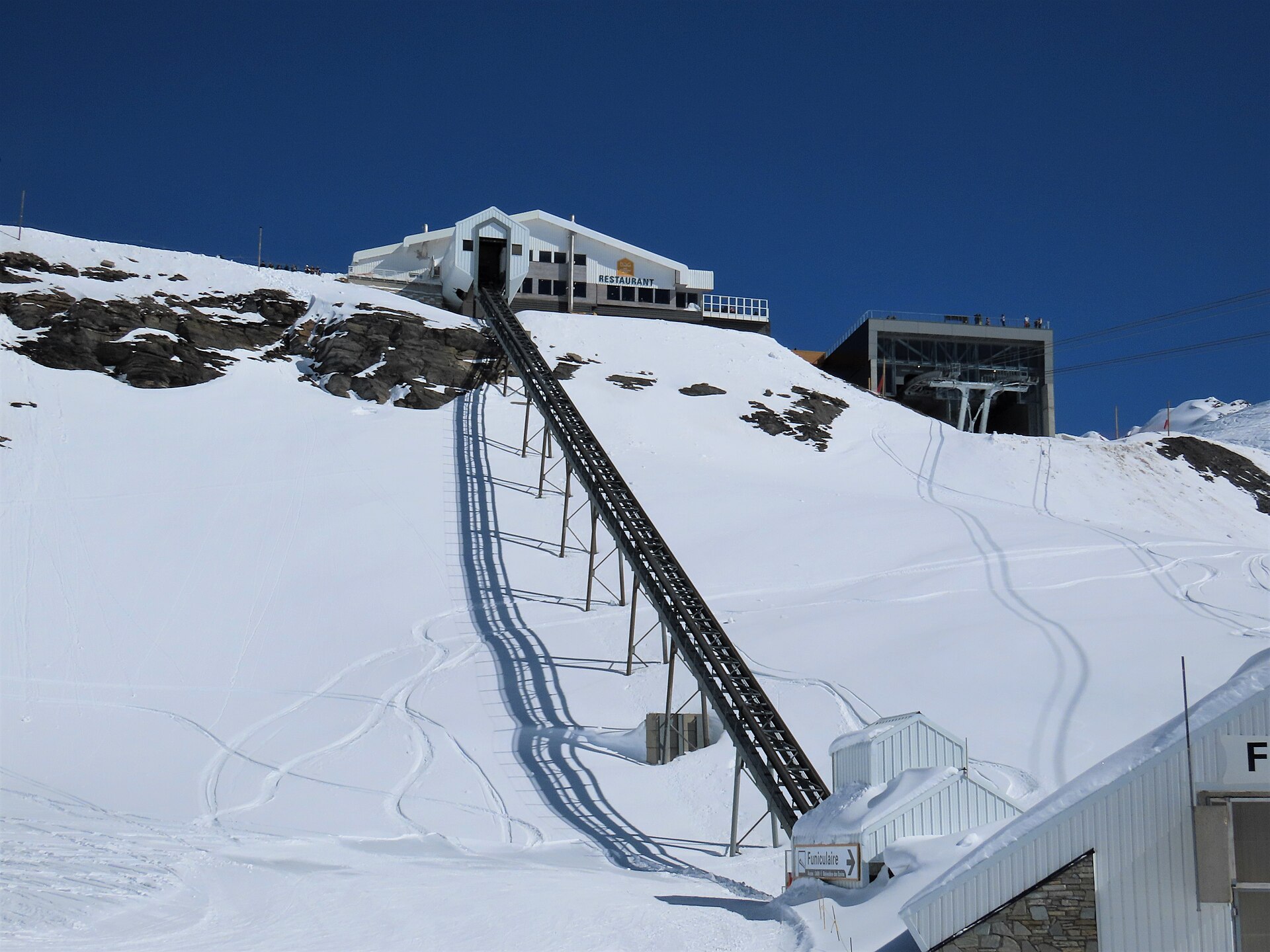 L'ascenseur incliné du glacier, Les 2 Alpes (mars 2025). Original : https://upload.wikimedia.org/wikipedia/commons/1/1b/Ascenseur_inclin%C3%A9_Glacier_05.jpg