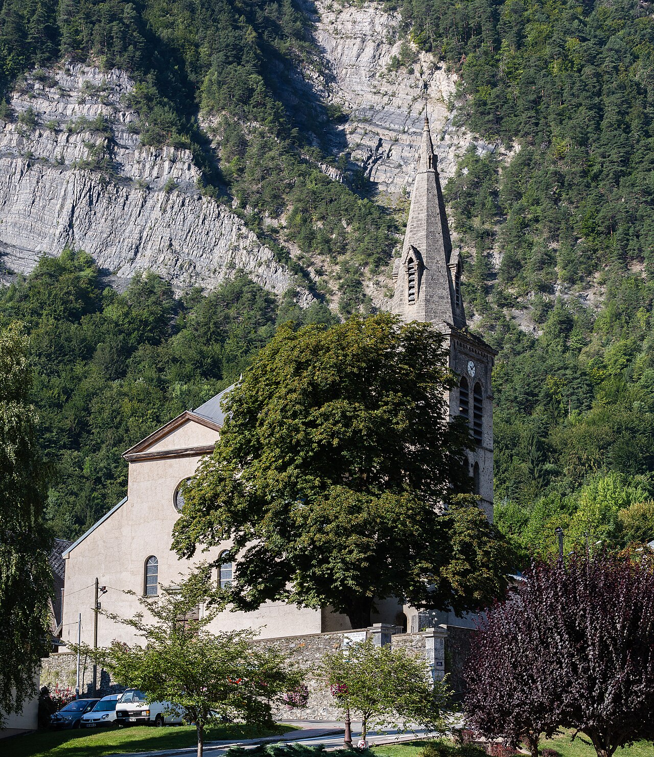 L'église Saint-Laurent du Bourg-d'Oisans, dont les combles abritent le musée (vignette 1280 px, 1 Mo, HTTP 200 vérifié ; original 3840x4447 px). Licence CC BY-S