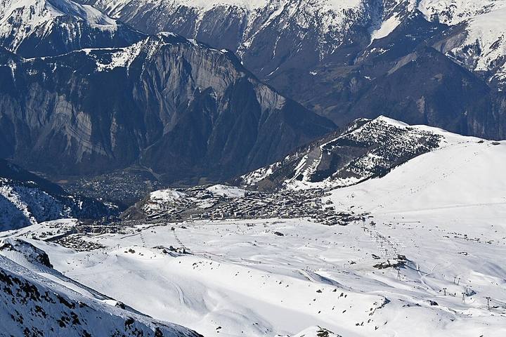 Vue hivernale de la station et des pistes depuis le Pic Blanc, vallée du Bourg-d'Oisans en contrebas (avril 2026, image de qualité Commons, 5568x3712 ; vignette