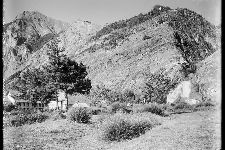 Photo ancienne (noir et blanc, format paysage, 3292x2429, 1,3 Mo) de la cascade de Sarenne au Bourg-d'Oisans, prise entre 1890 et 1914. Page Commons : https://c
