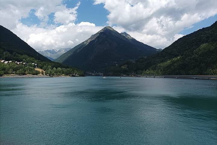 Le lac du Verney vu depuis le barrage, juillet 2025 (4000x2992, 3,8 Mo, à redimensionner pour le web). Page : https://commons.wikimedia.org/wiki/File:Lac_du_Ver