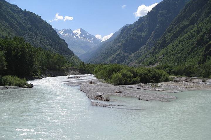Le Vénéon près de Venosc en été (2 juillet 2009) : rivière laiteuse turquoise, bancs de galets, sommets enneigés au fond. 2048x1536 px, paysage. Vérifié visuell