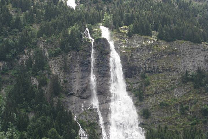 La cascade de la Fare vue depuis Vaujany, la paroi que suit la via ferrata (portrait 2736x3648, prise en 2011, mise en ligne en 2014) ; page : https://commons.w